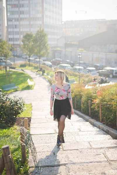 Şehirde Yürüyen Genç Bir Kadın — Stok fotoğraf