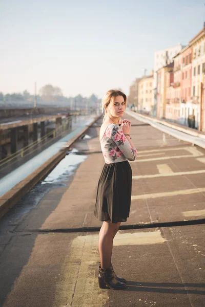 Young Woman Looking Camera City — Stock Photo, Image