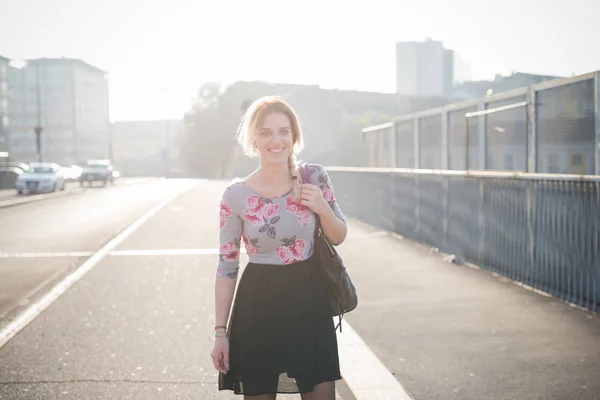 Jovem Mulher Olhando Câmera Sorrindo Cidade — Fotografia de Stock