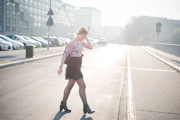 Mujer Joven Caminando Por Ciudad — Foto de Stock