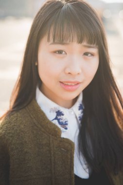 Kamera açık, geri ışık arıyorum genç kadın portre 