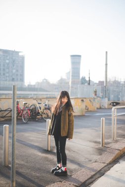 Genç Asyalı kadın uzak gülümseyen seyir açık 