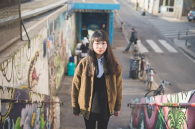 Genç kadın kamera açık şehir ciddi arıyorsunuz