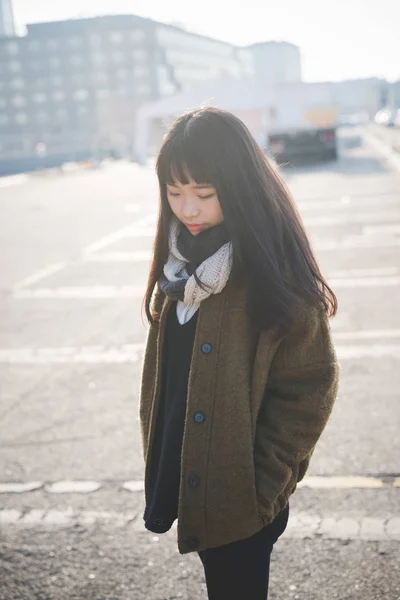 Young Woman Looking Away City — Stock Photo, Image