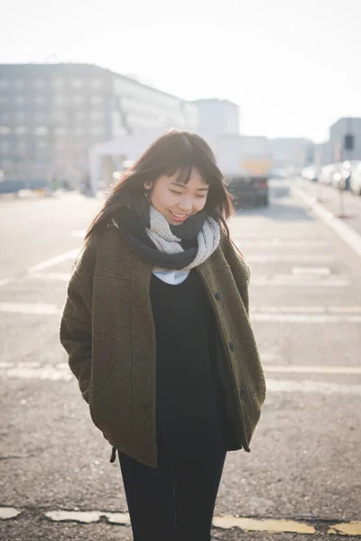 Joven Asiático Mujer Aire Libre Mirando Lejos Sonriendo — Foto de Stock