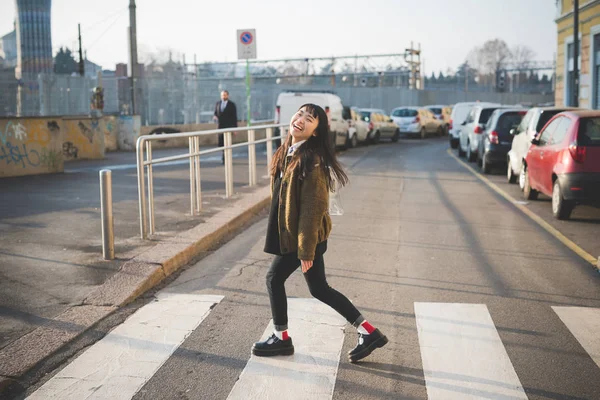 Açık Gülüyor Yürüyen Genç Kadın — Stok fotoğraf