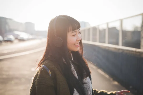 Portret Jonge Mooie Aziatische Vrouw Buiten Achtergrondlicht Zoek Camera Glimlachen — Stockfoto