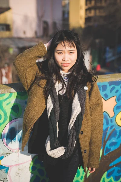 Joven Mujer Caminando Aire Libre Mirando Cámara Sonriendo —  Fotos de Stock