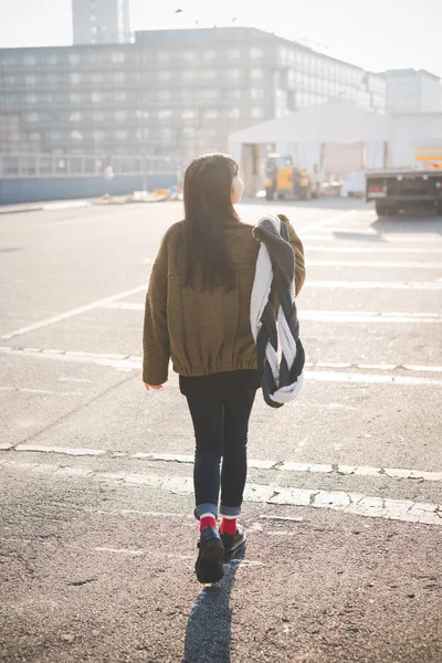 女性を探して離れた街を歩いて屋外の背面図 — ストック写真