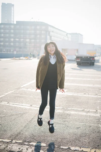 Молодая Женщина Азиатский Прыжки Открытом Воздухе Обратно Легкий Смех — стоковое фото