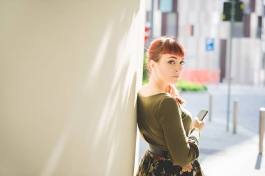 Genç kadın güzel açık smartphone kullanarak