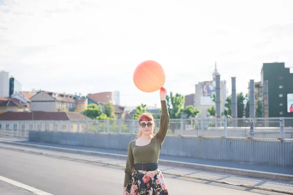 Junge Frau Schöne Outdoor Spiel Mit Ballon — Stockfoto