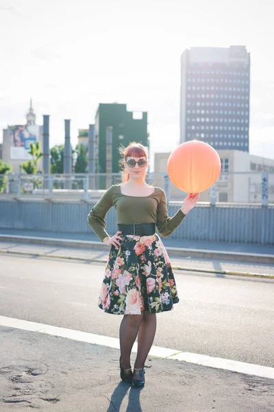 Jovem Mulher Bonita Livre Brincando Com Balão — Fotografia de Stock