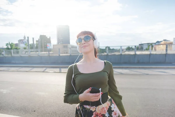 Mujer Joven Escuchando Música Con Smartphone Bailando —  Fotos de Stock