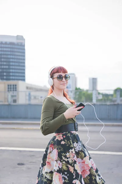 Jovem Mulher Ouvindo Música Com Dança Smartphone — Fotografia de Stock
