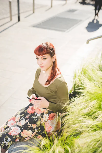 Młoda Kobieta Piękna Siedząc Zewnątrz Przy Użyciu Smartfona — Zdjęcie stockowe