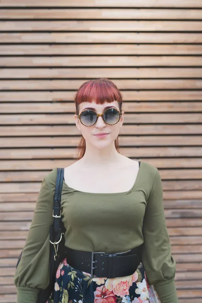 Portret Młodej Kobiety Okulary Okulary Przeciwsłoneczne — Zdjęcie stockowe