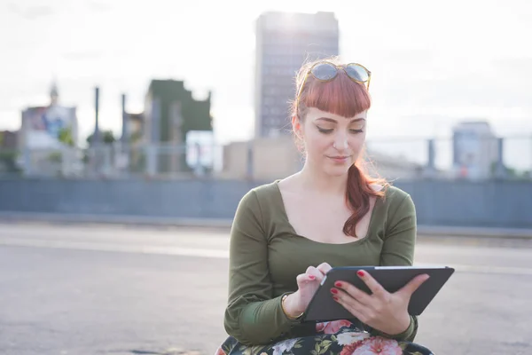 Mladá Žena Krásná Venkovní Použití Tablet — Stock fotografie