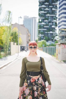 Genç kadın güzel açık poz görünümlü kamera