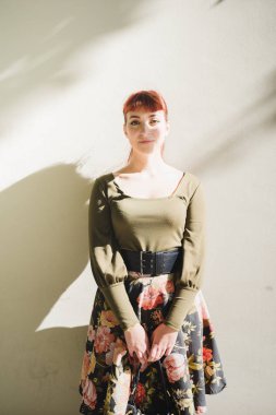 genç bir kadın bakıyor kameraya poz