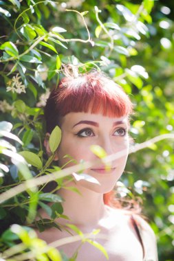 Açık arıyorum yana doğru poz güzel genç kadın portre