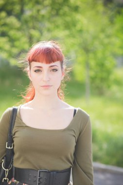 Kameraya bakarak poz genç Kızıl saçlı kadın