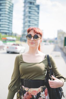 Genç kadın güzel açık uzakta seyir poz 