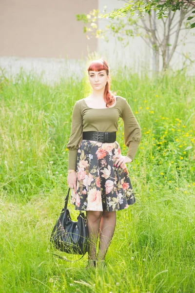 Redhead Woman Outdoor Posing Looking Camera — Stock Photo, Image