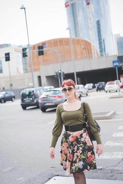 Ung Kvinna Vackra Promenader Staden — Stockfoto