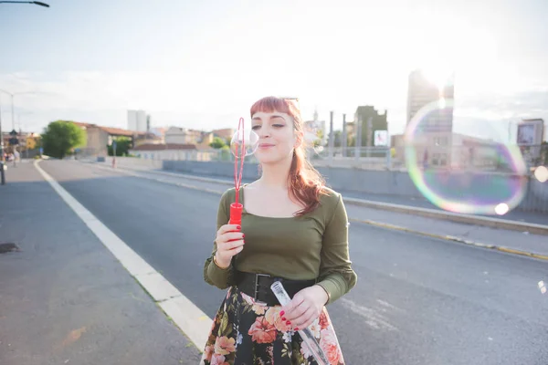 Jonge Vrouw Mooi Buiten Spelen Bubble Zeep — Stockfoto