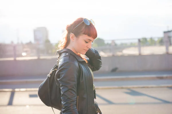 Mujer Joven Hermosa Caminando Aire Libre —  Fotos de Stock