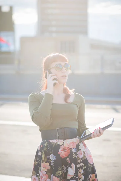 Giovane Donna Bella Retroilluminazione Esterna Parlando Smartphone Utilizzando Tablet — Foto Stock