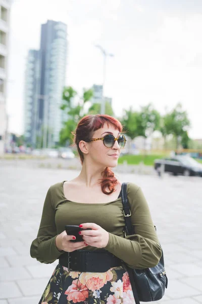 Young Woman Beautiful Outdoor Using Smartphone — Stock Photo, Image