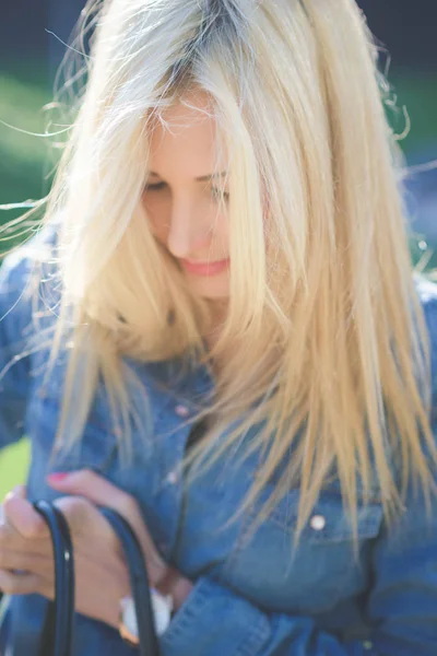 Ritratto Giovane Ragazza Caucasica Bionda Città Con Indosso Una Camicia — Foto Stock