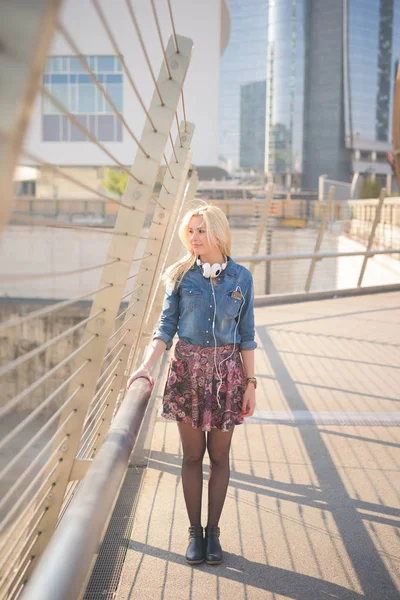 Young Beautiful Blonde Girl Posing Outdoor City Overlooking Her Right — Stock Photo, Image