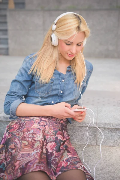 Όμορφη Καυκάσιος Ξανθιά Κοπέλα Ακούγοντας Μουσική Της Πόλης Ακουστικά Που — Φωτογραφία Αρχείου