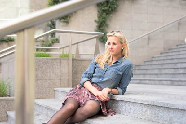 Krásná Mladá Blondýna Kavkazské Dívka Sedící Pózuje Venku Městě Nosí — Stock fotografie