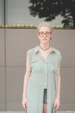 kameraya ciddi seyir duvarın yanında genç kadın