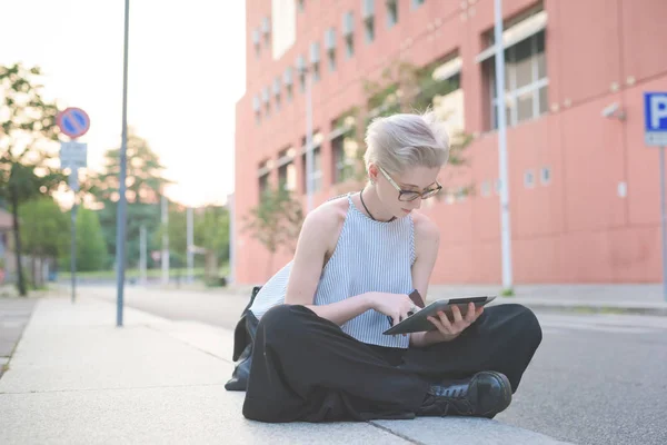 Εξωτερική Χρήση Tablet Που Κάθεται Στο Πεζοδρόμιο Νεαρή Γυναίκα — Φωτογραφία Αρχείου