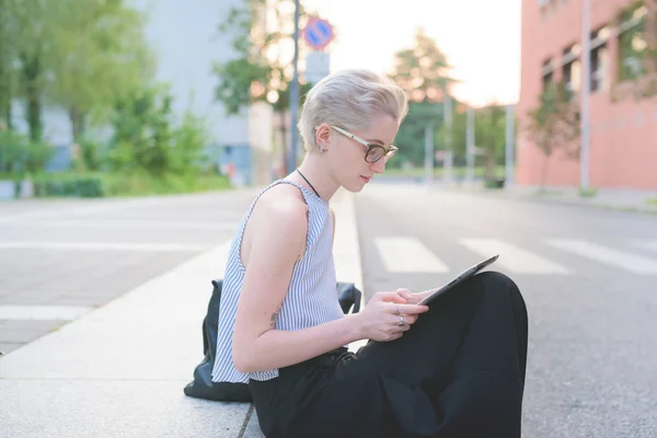 Młoda Kobieta Odkryty Pomocą Tabletu Siedząc Chodniku — Zdjęcie stockowe