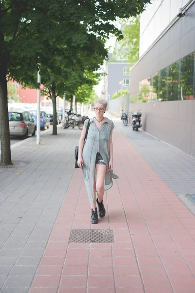 Mujer Joven Caminando Aire Libre Ciudad — Foto de Stock