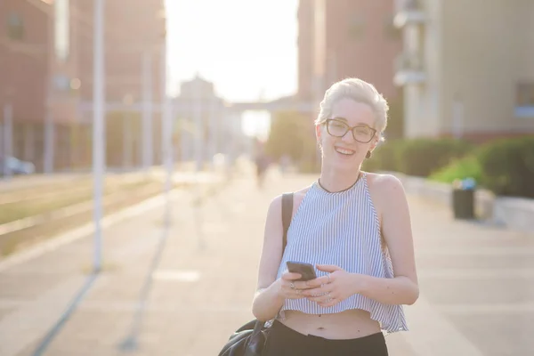 Młoda Kobieta Odkryty Trzymając Smartfon Patrząc Kamery — Zdjęcie stockowe