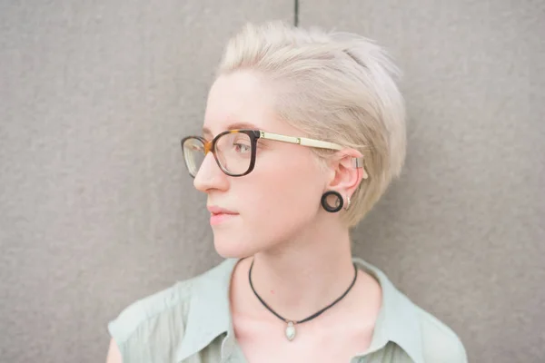 Young Woman Looking Away Leaning Wall — Stock Photo, Image