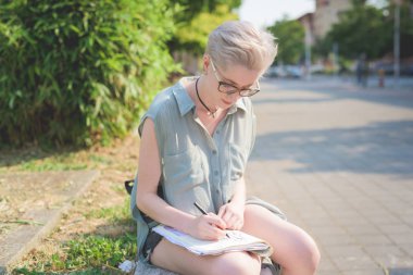 Genç kadın açık oturma gündemde yazmak
