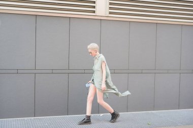 yürüyen, Genç kadın smartphone ile müzik dinleme