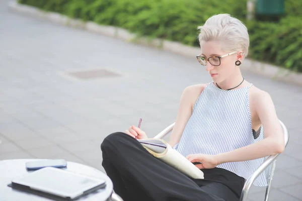 Young Woman Sitting Outdoor Writing Sketching — Stock Photo, Image