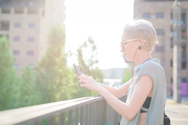 Junge Frau Hört Musik Smartphone — Stockfoto
