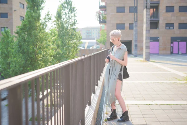 Mujer Joven Escuchando Música Usando Smartphone Ciudad —  Fotos de Stock