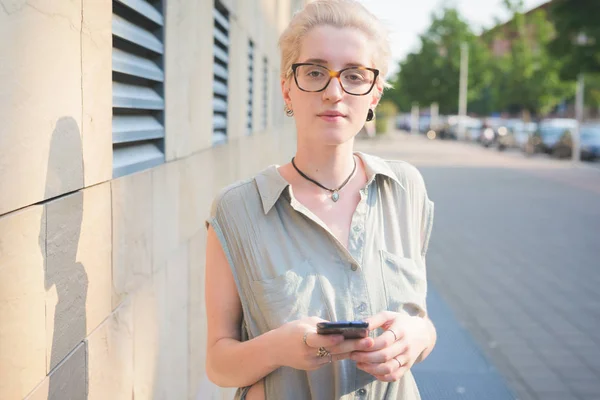 Ung Kvinna Som Håller Smartphone Tittar Kameran — Stockfoto