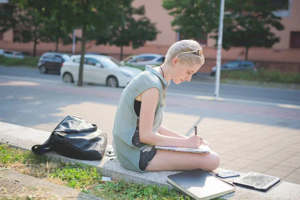 Ung Kvinna Utomhus Sittande Skriva Ner Agendan — Stockfoto